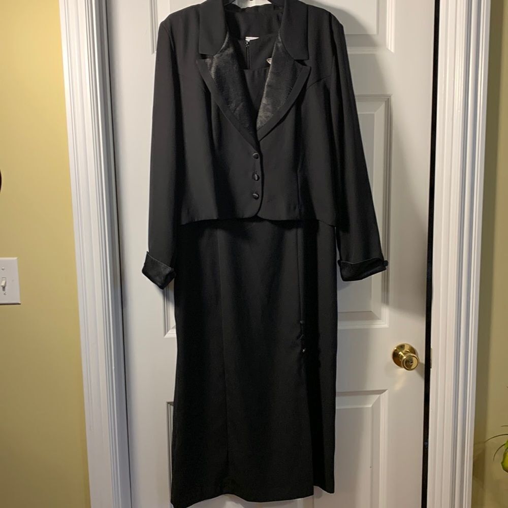 Leslie Belle size 16 petite two-piece suit black with sateen collar & buttons
